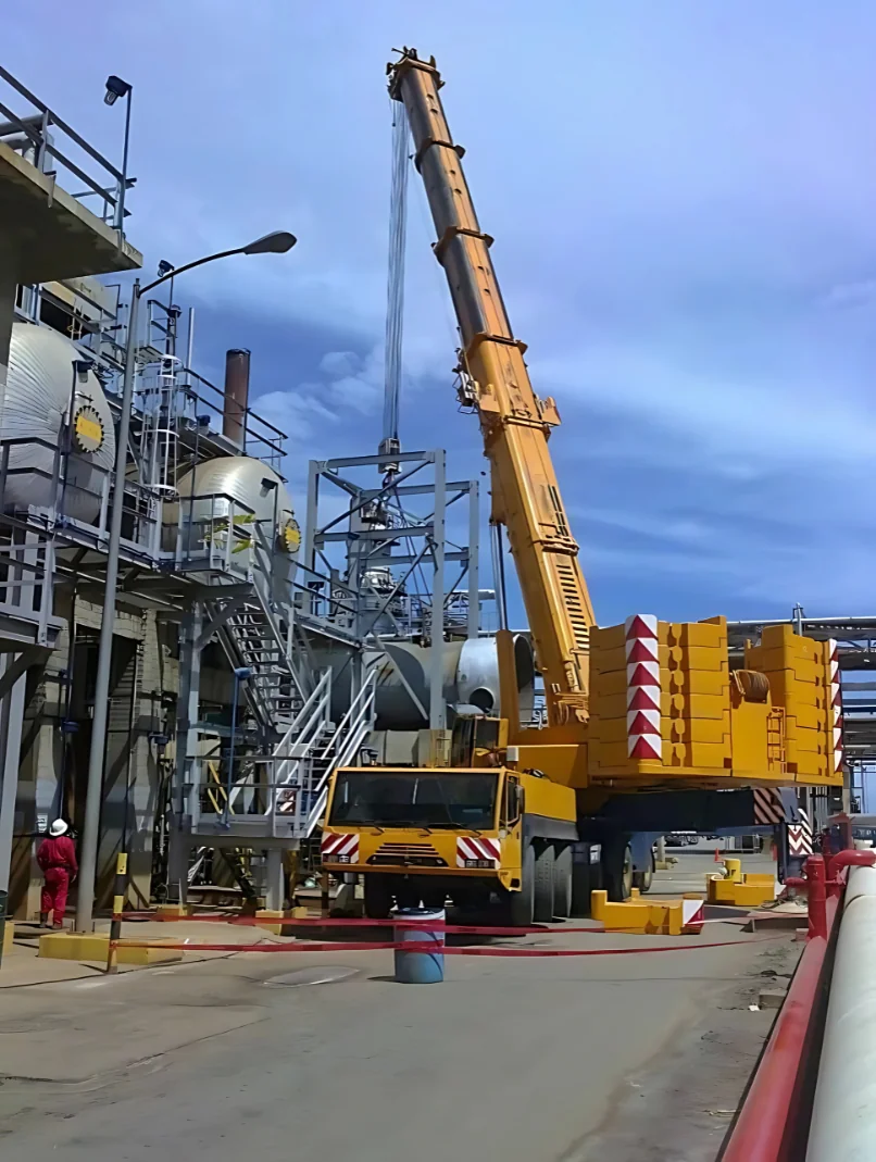 Grúa de 500 toneladas en instalación industrial